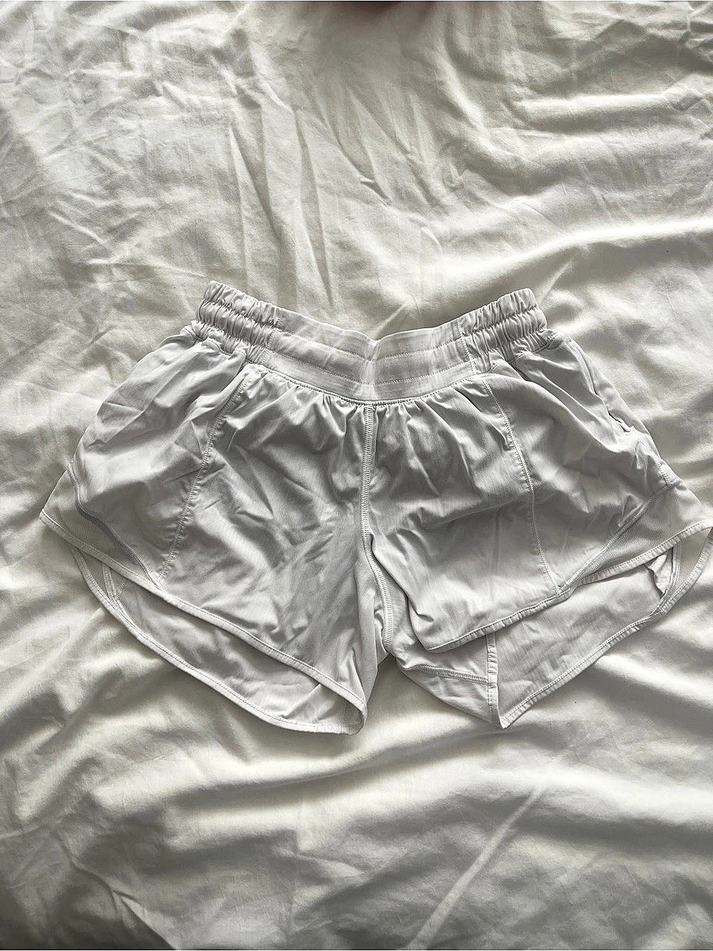 Lululemon Hotty Hot High-Rise Lined Short 2.5" Athletic Shorts in WHITE Like New